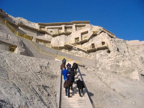 110322-00017 游客在攀登新疆克孜尔千佛洞